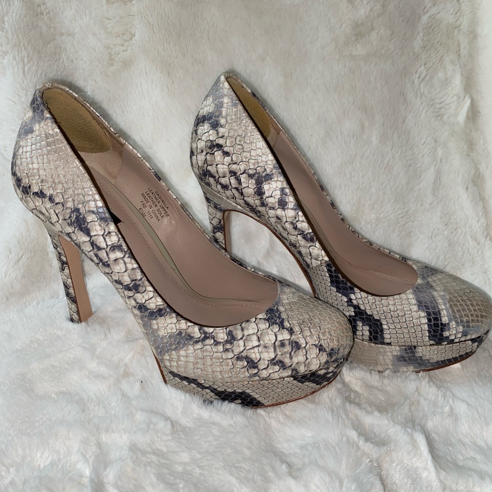 JOAN & DAVID Daquella White Multi/Snake Platform Pumps 6.5M